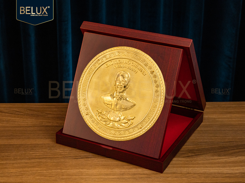 Hộp gỗ mặt tròn Bác Hồ bằng đồng 23x23cm